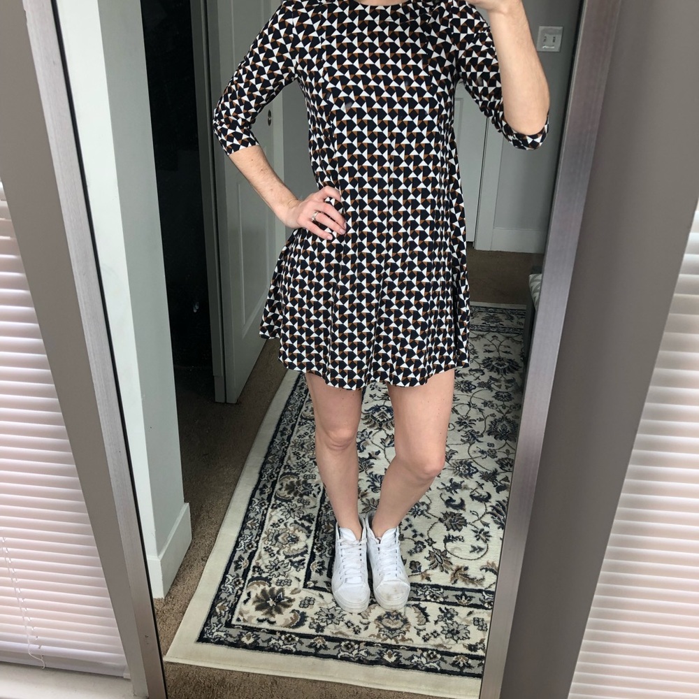 Cute mod print dress.